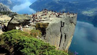Durant la navegació, gaudirem d un dels paisatges més preciosos de Noruega, amb les seves idíl liques muntanyes i formacions com la Cova del Rodamon i com no, el famosísim