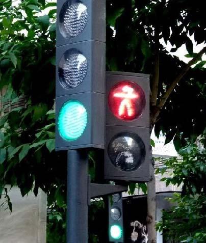 SI VAS... ANDANDO Cruza siempre por los pasos de peatones cuando el semáforo esté en verde.