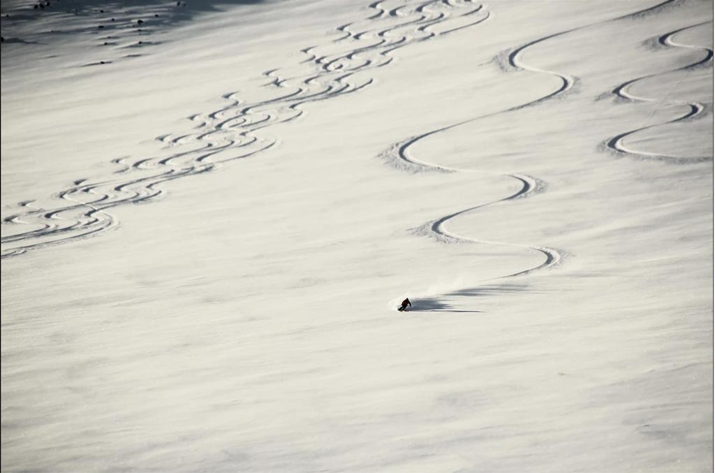 HELISKI SUECIA UN PARAISO JAVIER ALONSO La nieve, su vida y su pasión, licenciado en Administración y Dirección de Empresas mientras descendía las montañas de medio mundo compitiendo en esquí alpino