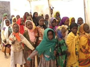 Las mujeres y niñas refugiadas de Darfur corren todos los días grave peligro de ser violadas o sufrir otros actos de violencia tanto dentro como fuera de los campos de refugiados en el este de Chad,
