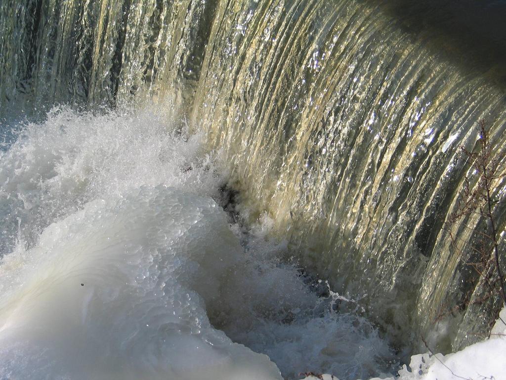Un caso de gestión integrada de recursos hídricos transfronterizos Gestión de los riesgos por inundaciones y sequías en ambos países La energía hidroeléctrica con una compensación por