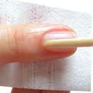 Aplique una capa generosa de Brillo Masglo Plus sobre las uñas de una mano, realizando pinceladas largas y sellando el borde distal, 