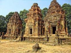 Excursiones opcionales (no incluidas): 1. Amanecer en Angkor: Salida de madrugada a Angkor wat para ver la salida del sol tras las torres del impresionante templo.