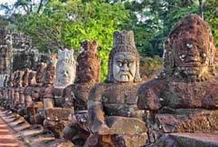 Nuestra siguiente visita será a los templos Phimean Akas y Bapuon y a las magníficas Terrazas del Rey Leproso y de los Elefantes, que tienen unos impresionantes bajorrelieves.