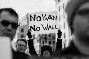 Muros lingüísticos Con el hashtag #NoBanNoWall la población estadounidense se han manifestado en contra de los decretos del presidente Donald Trump para impedir la entrada a migrantes y refugiados de