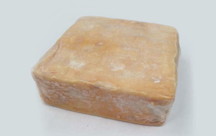 Pont L eveque Originario de Normandía, de denominación de orígen. Es un queso de pasta blanda, madurado de una llamativa corteza anaranjada.