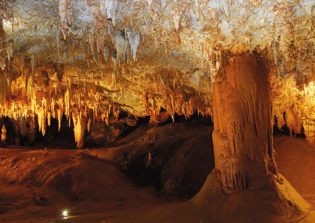 La cueva de Pozalagua está ubicada en el valle de