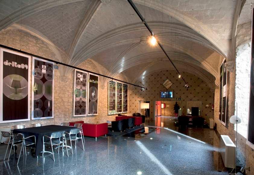 FÒRUM: un acollidor espai de benvinguda al cor del Raval. El Fòrum del Convent dels Àngels ofereix un espai arquitectònic, únic propi del s.