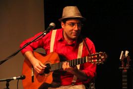 RESUMEN CURRICUAR Jaime Lanfranco Composición, Voz, Guitarra, Cuatro Venezolano. Jaime.lanfranco@gmail.com (+569) 89057819 Chileno. Músico, compositor y actor de teatro.