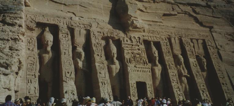 Sobre entrada en talud se excavan seis nichos con estatuas (dos colosos de Nefertari flanqueado cada uno por dos