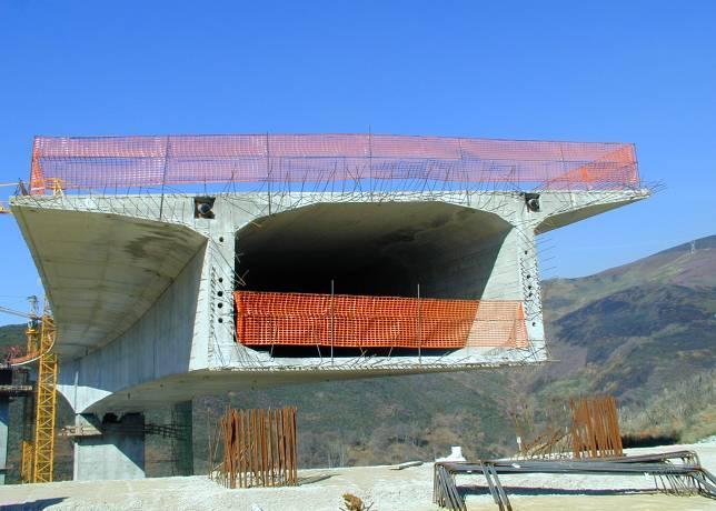 Construcción de Puentes MONONÚCLEO BINÚCLEO BICELULAR TRICELULAR Figura 12. Secciones tipo de Superestructuras Cajón. Figura 13. Viaductos de superestructura tipo cajón.