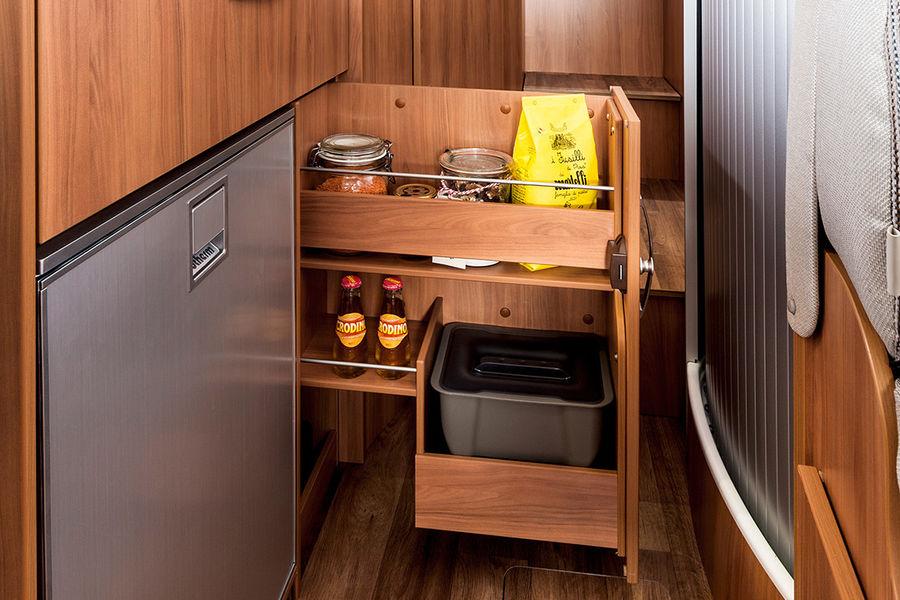 Práctico armario extraíble El bloque cocina del HYMER Van S cuenta con un práctico armario extraíble que ofrece una cómoda accesibilidad.