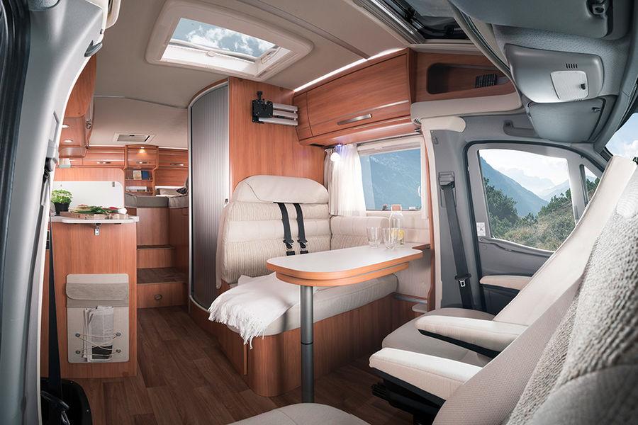 A pesar de sus dimensiones compactas, el HYMER Van S ofrece todo confort en su habitáculo, cocina, plazas cama y baño.