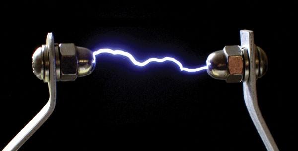 Riesgos Eléctricos: El arco eléctrico Se origina por malos contactos, apertura de circuitos con carga, violación de distancias