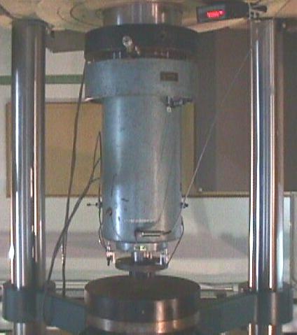 Capítulo 2 Cabezal de la Prensa Rótula LVDT Transductor de presión Célula triaxial Entrada de aceite Display de presión Figura 2.