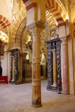 26 SPOLIA ANDALUSÍ EN LA COLEGIATA DE TORRIJOS demos decir de las piezas que aparecen en puertas de ciudades o alcazabas como es la de Badajoz, que incluyó en su construcción destacadas piezas