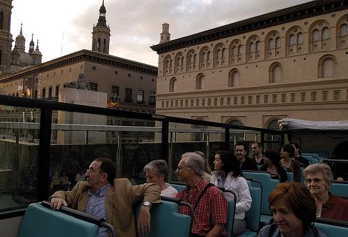 11. Bus turístico Bus turístico Diurno Súbete al Bus Turístico y descubre Zaragoza! Un recorrido con 19 paradas te acercará a algunos de los rincones más emblemáticos de la ciudad.