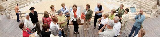 1. Visitas panorámicas Ven a disfrutar de una visita panorámica de Zaragoza. Recorre los edificios más emblemáticos de la ciudad y visita sus museos más importantes.