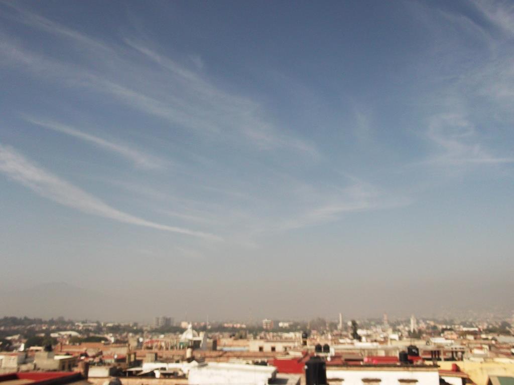 Paisaje al oeste de la ciudad de Morelia, capa densa de smog a baja altura que impide ver