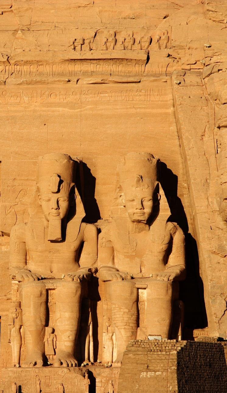 Tras el almuerzo, visita a los templos de Abu Simbel, dedicados al rey Ramsés II y su esposa Nefertary.