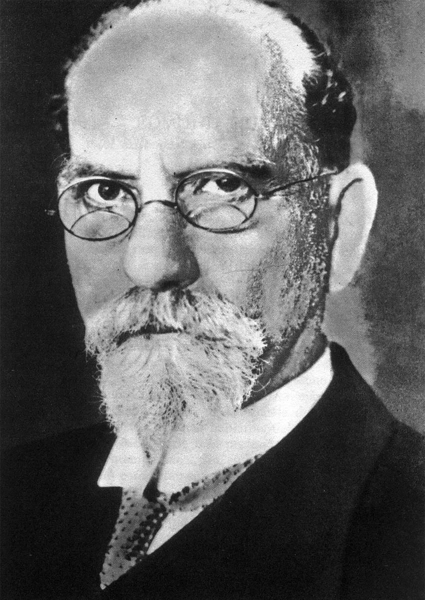 Nacido en Prossnitz (Austría-Hungría, hoy Prostegov, República Checa), Edmund Husserl realizó estudios de matemáticas y de filosofía.