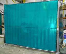 FR 1000 FR 1000 es una membrana de PVC, color verde semi-traslucido que actúa como barrera para proteger los reflejos de la luz que se generan durante la operación de soldadura.
