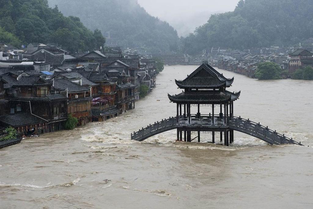 I. Contexto Los cambios climáticos provocan extremos climáticos cada vez más frecuentes y más devastadores (sequías e inundaciones): China: Un puente sumergido en las inundaciones de la ciudad