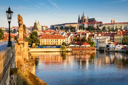 Les enseñaremos las vistas más hermosas de la ciudad iluminada y conoceremos los 4 núcleos más antiguos de Praga.