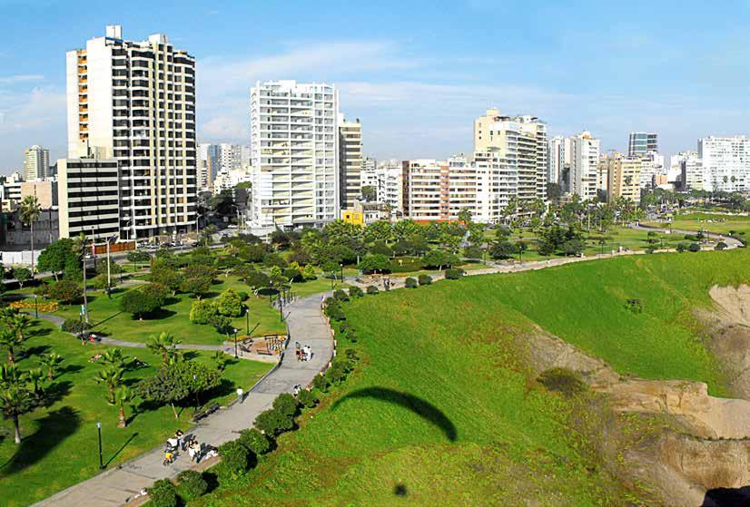 EL LUGAR PARA VIVIR Miraflores representa lo mejor de Lima, al reunir urbanidad y naturaleza en sus calles, parques y un malecón