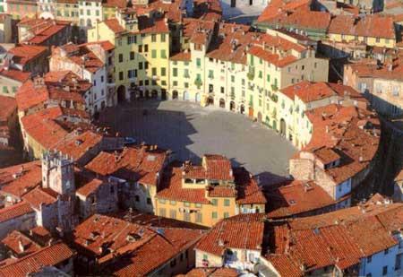 Mañana libre para descansar en el hotel y caminar a su gusto por el centro histórico de Lucca.
