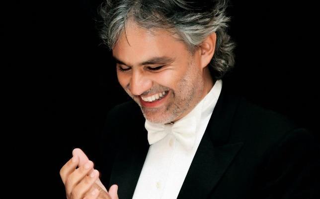Se dirigirán hacia el Teatro del Silenzio donde tendrán las entradas para ver el concierto privado de Andrea Bocelli, un tenor, músico, escritor y