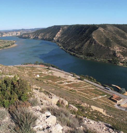 Una población que descansa bajo el Ebro La antigua Mequinenza estaba situada a orillas del Ebro, soportando las crecidas de un río que llegaba a inundar las partes bajas de la localidad.