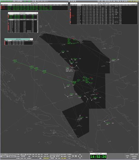 Simulador radar: El simulador de control de tránsito aéreo de Aproximación y Ruta está basado en el sistema AIRCON 2100 de INDRA, idéntico al sistema que utiliza gran parte