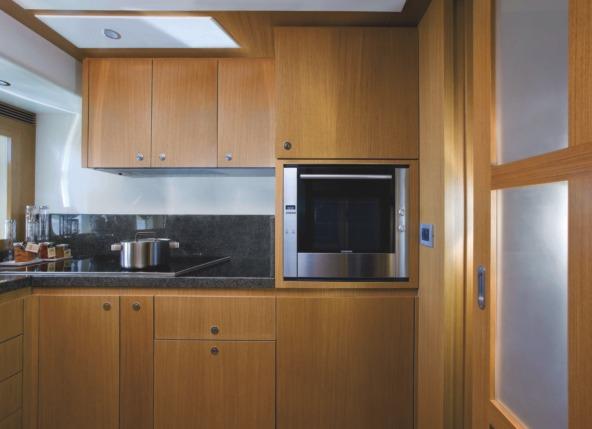 La cocina, anexa al área de tripulación, se presenta completamente equipada para ofrecer un confort muy similar al que podemos encontrar en cualquier hogar.
