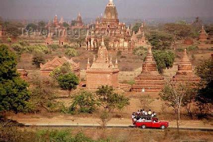 Excursión a Amarapura (1hr), antigua capital del reino birmano, donde se puede observar como viven los más de 1000 monjes que allí viven y estudian.