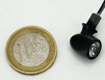 OK, estos intermitentes no son tan pequeños, pero con su diámetro de 13 mm el Atto es tan pequeño que la superficie de iluminación se ajusta a una moneda de 1 céntimo de euro cuatro veces.