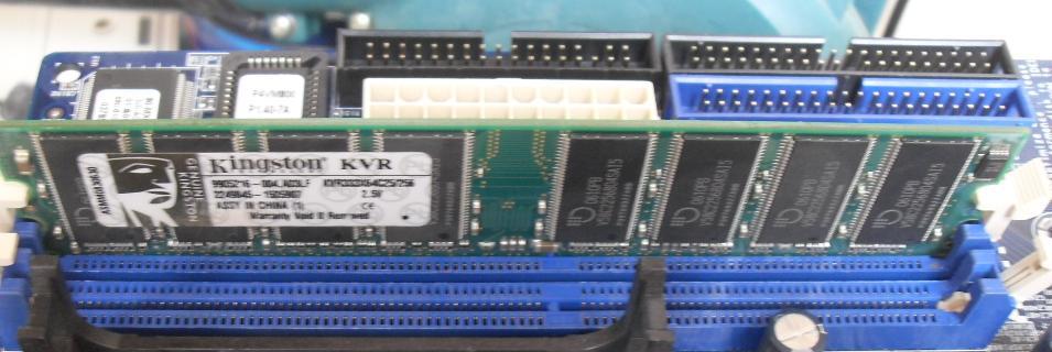Instalación de módulos de memoria (DIMM) de Placa Base P4VM800 Dispone de dos ranuras DIMM de 184-pin DDR (Doble tipo dato).
