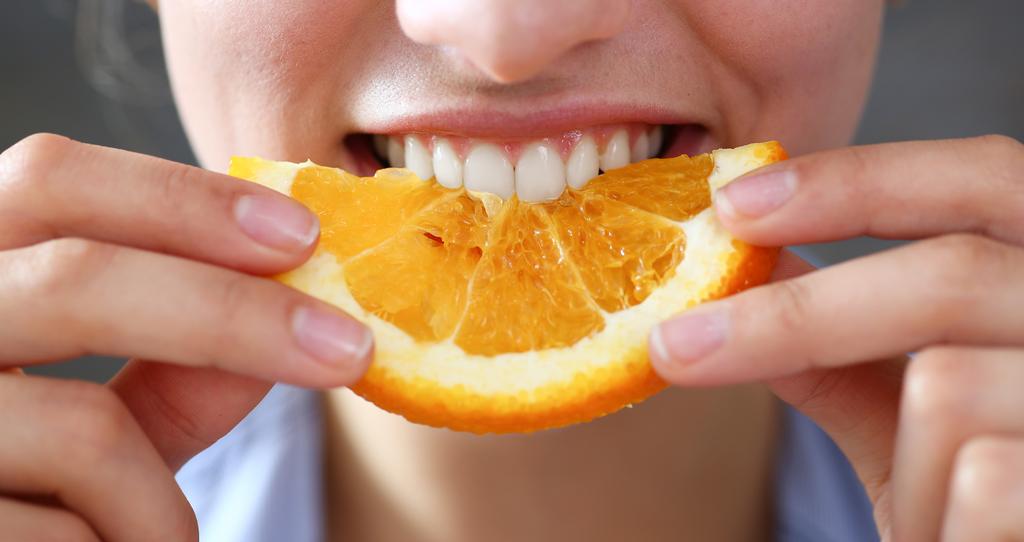 4. Aumente el consumo de vitamina C La vitamina C además de elevar las defensas y protegernos de posibles gripes y resfriados, nos protege de la acumulación de colesterol en las arterias.