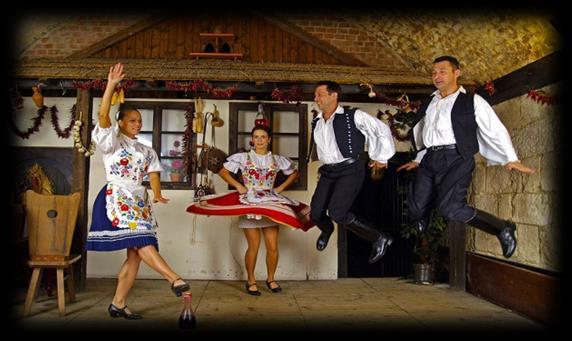 Después de la navegación traslado al tradicional restaurante Borkatakomba - Cena con show húngaro 23.