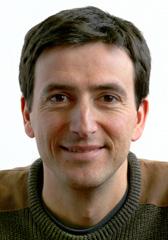 El autor Domingo Pérez Coll se licenció en Física por la Universidad de La Laguna en el año 2000 y es Doctor por la misma universidad desde diciembre de