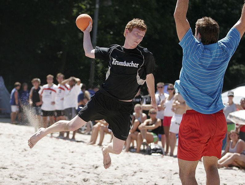 Balonmano Playa Participan dos equipos de cuatro jugadores cada uno, siendo uno de ellos el portero. Se juega en un campo de unos 27 por 12 metros.