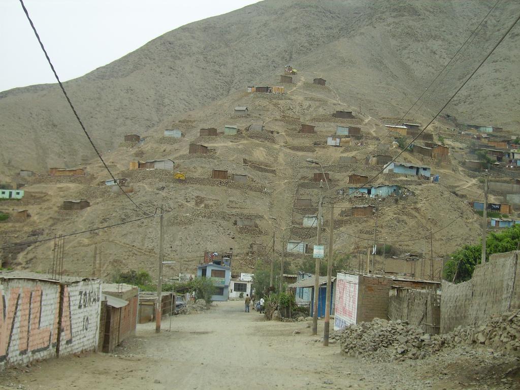El aumento de la frecuencia y magnitud de los desastres en el Perú, se debe principalmente al patrón de ocupación del suelo es en gran