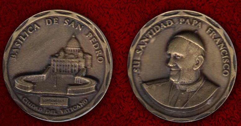 Medalla conmemorativa visita del papa Francisco La tercera medalla es la mejor lograda.