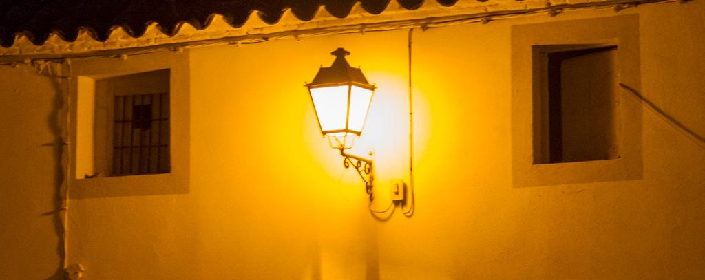 No se trata de no iluminar para reducir la contaminación lumínica, se trata de iluminar solo donde nos hace falta la