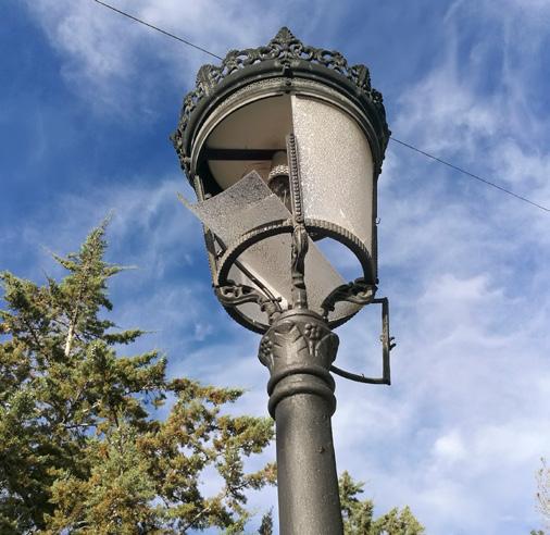 Muchos Ayuntamiento utilizan luminarias que no emiten nada de luz hacia arriba, pero que luego equipan con cristales.
