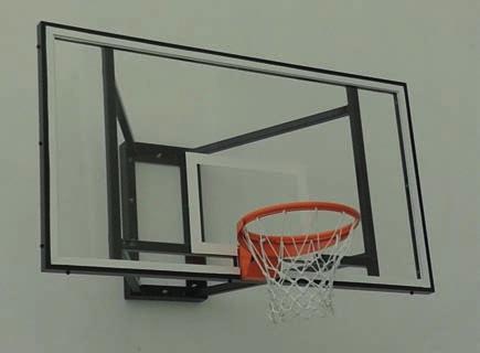 El marco de la pared está hecho de barras de ángulo extra resistentes para instalar la estructura en la pared. El equipo de montaje no se suministra junto con el tablero de baloncesto.