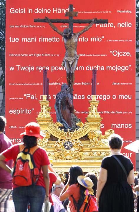 11ª ESTACIÓN Jesús muere en la Cruz. La imagen es el Cristo de la Buena Muerte y procede de Málaga. Su autor es Francisco Palma Burgos y data de 1942.