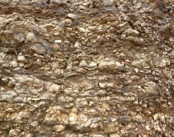 Cabe señalar que la segunda parte del talud 8 presenta roca arenisca muy meteorizada con las mismas familias y características de la primera parte con la diferencia de que se encuentra material