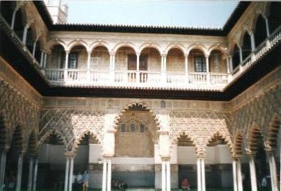 Alcázar: Construcción de carácter defensivo o palacio fortificado de origen musulmán.