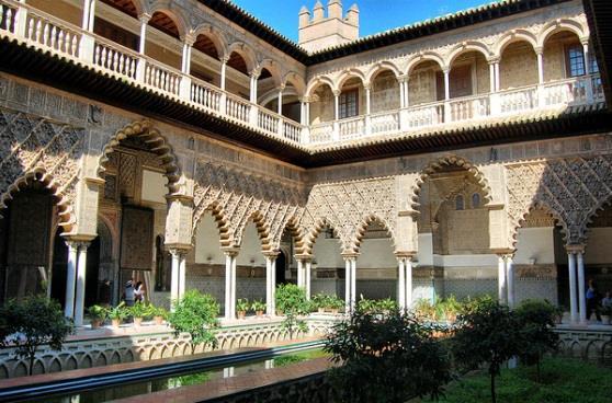 El ejemplo más destacado es el palacio que Pedro I mandó edificar en los Reales Alcázares de Sevilla, organizado entorno a patios, como en la Alhambra,